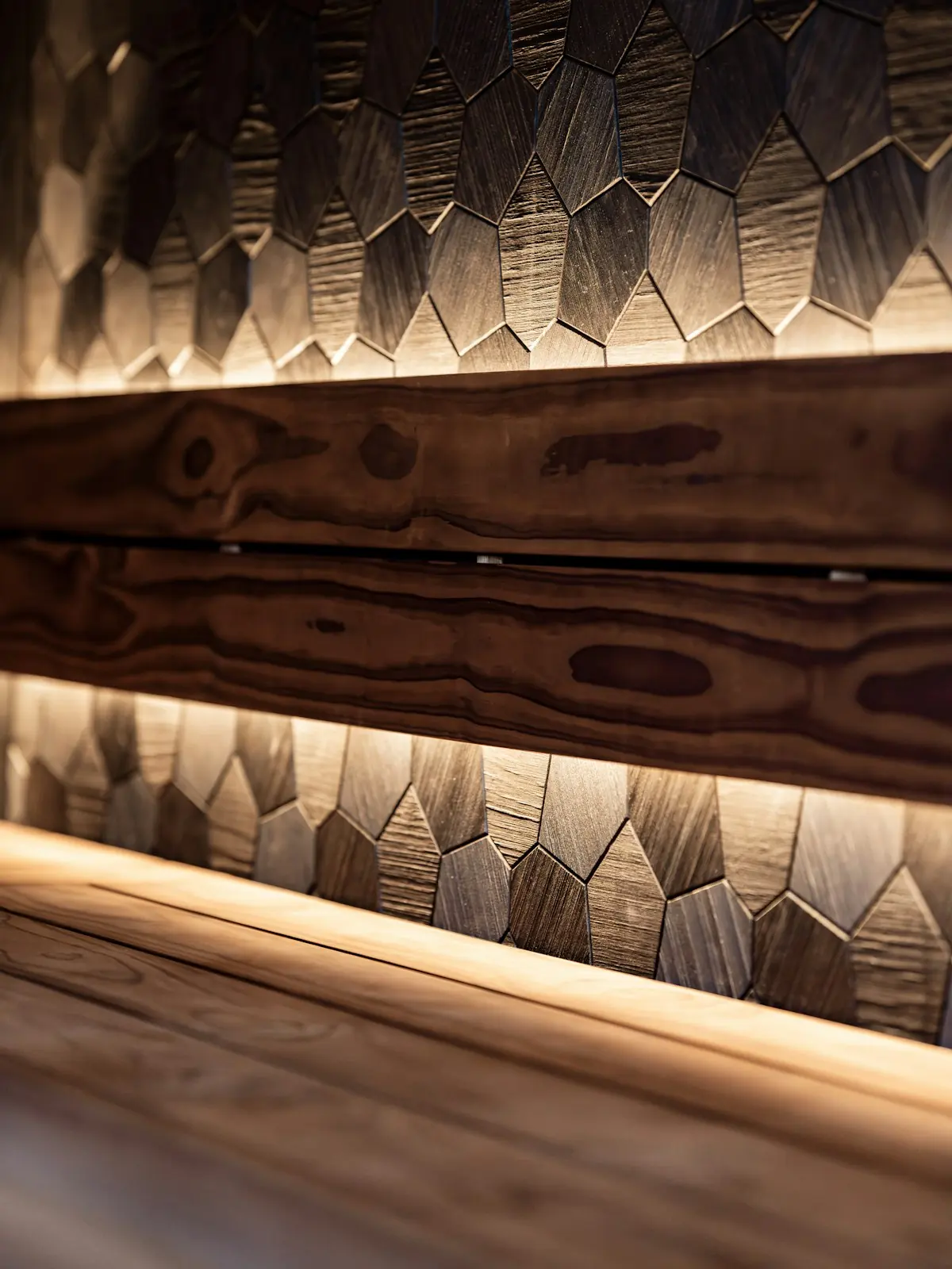 Wandverkleidung aus Holz mit warmem Licht