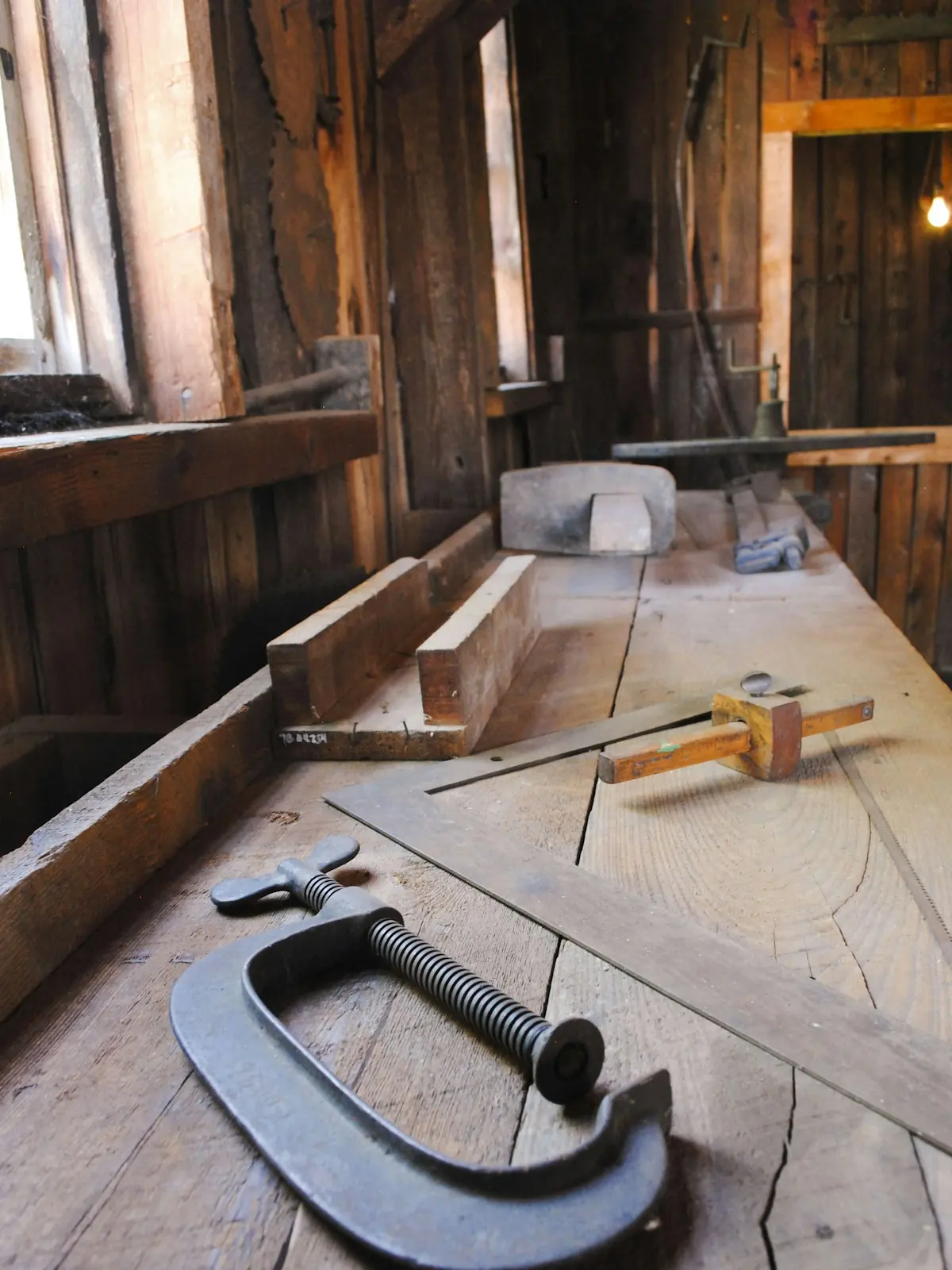 Blick in eine Holzwerkstatt mit Tageslicht