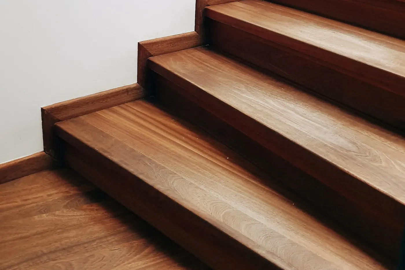 Massive Holzstufen einer Treppe