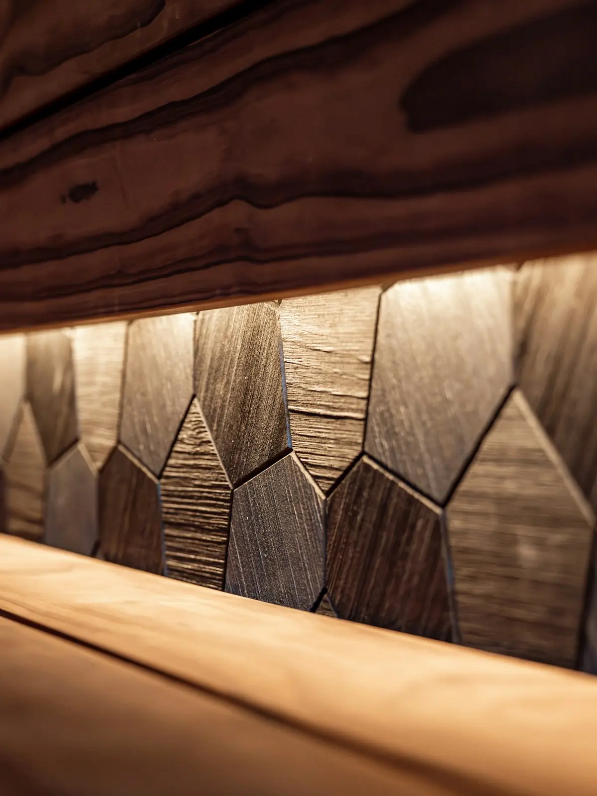 Holzverkleidung mit warmem Streiflicht