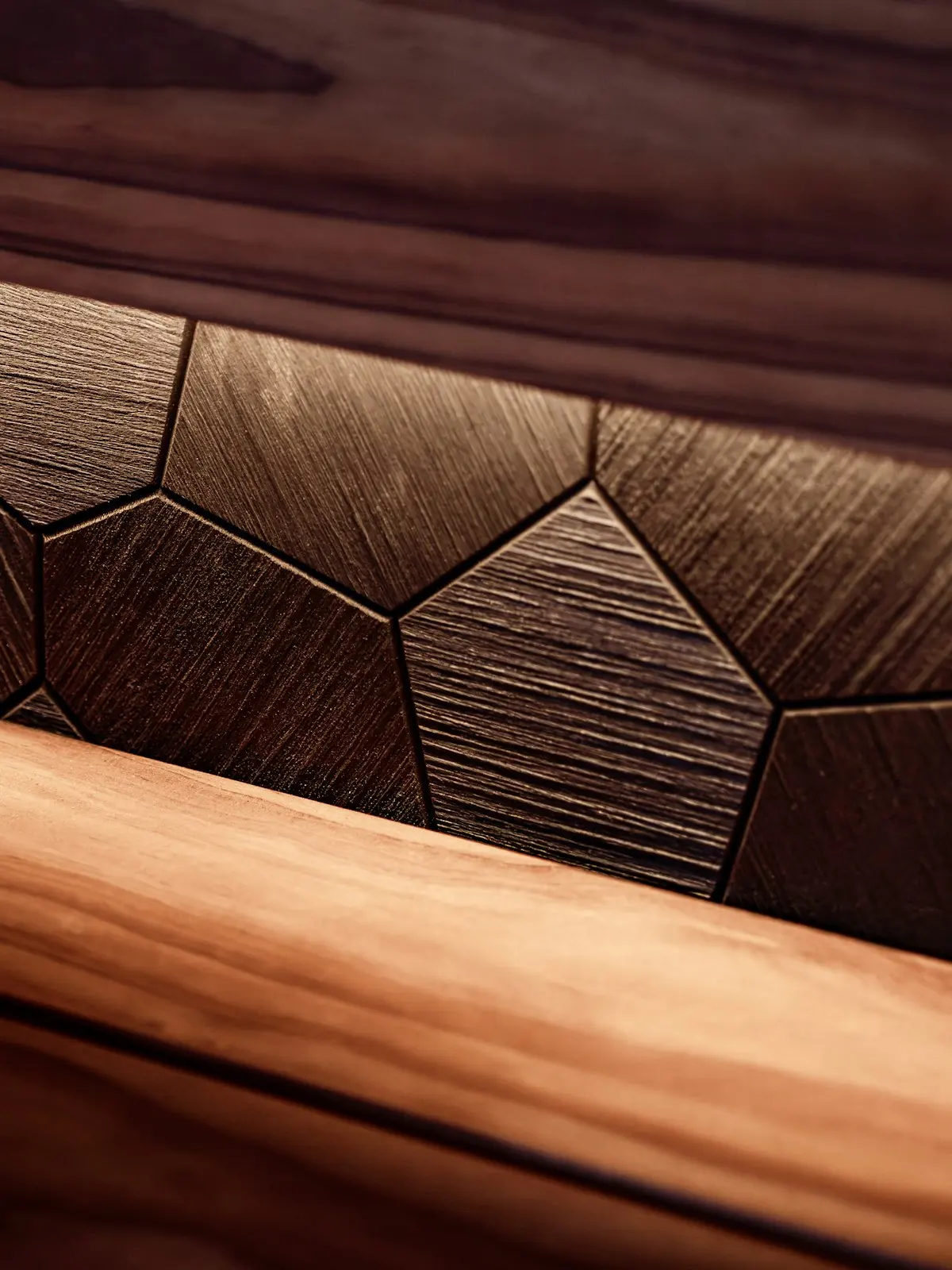 Detail einer Massivholzfläche mit sichtbarer Maserung